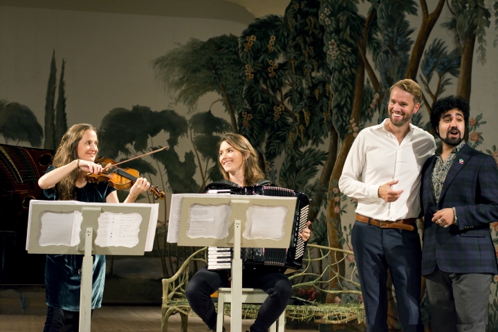 Lisa Rydberg, Lisa Långbacka, Carl Ackerfeldt och Arash Azarbad på Allsång på Confidencen. Foto: Emelie Thoor