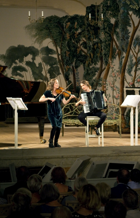 Lisa Rydberg och Lisa Långbacka på Allsång på Confidencen. Foto: Emelie Thoor