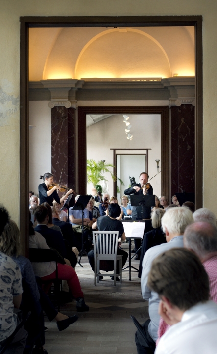 Confidencen Opera & Music Festival Orchestra ger konserten Under apelsinträden i orangeriet vid Ulriksdals slott. Foto: Emelie Thoor.