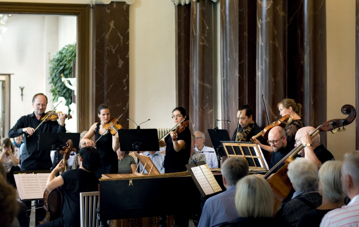 Confidencen Opera & Music Festival Orchestra ger konserten Under apelsinträden i orangeriet vid Ulriksdals slott. Foto: Emelie Thoor.