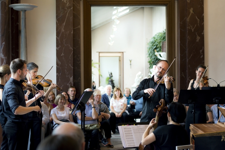 Konsertmästare Peter Spissky och Confidencen Opera & Music Festival Orchestra i konserten Under apelsinträden i orangeriet vid Ulriksdals slott. Foto: Emelie Thoor.