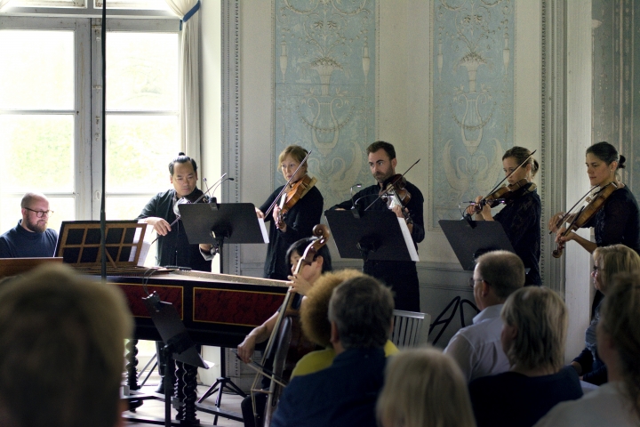 Confidencen Opera & Music Festival Orchestra ger konserten Under apelsinträden i Turkiska kiosken i Hagaparken. Foto: Emelie Thoor.