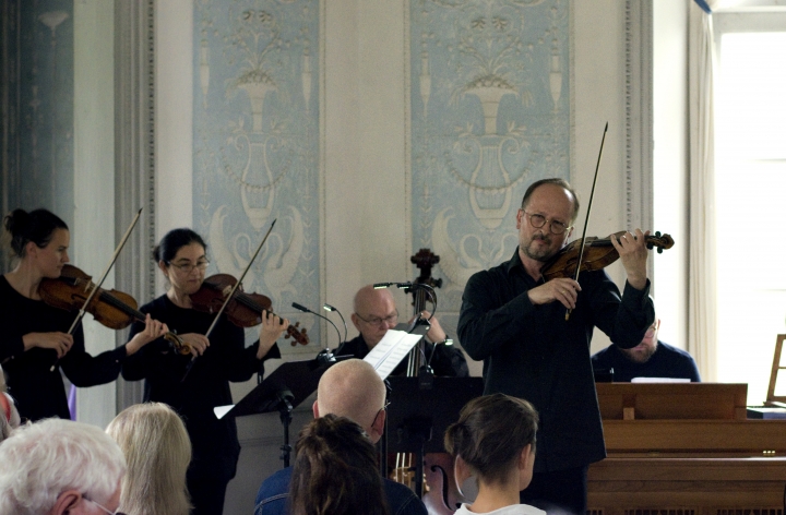 Konsertmästare Peter Spissky och Confidencen Opera & Music Festival Orchestra i konserten Under apelsinträden i Turkiska kiosken i Hagaparken. Foto: Emelie Thoor.