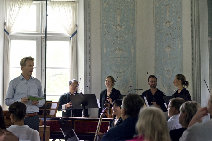 Dirigent Olof Boman berättar om Romans resor på konserten Under apelsinträden i Turkiska kiosken i Hagaparken. Foto: Emelie Thoor.