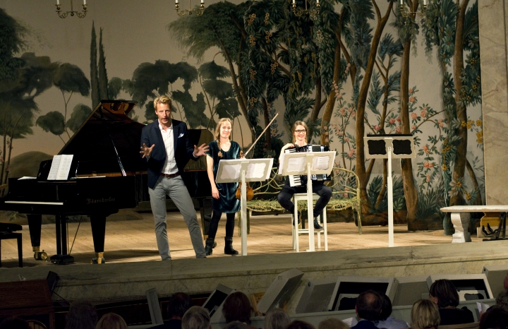 Dirigent Olof Boman leder vant Allsången på Confidencen. Foto: Emelie Thoor