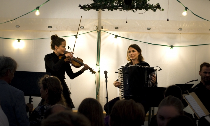 Lisa Rydberg och Lisa Långbacka. Foto: Emelie Thoor.